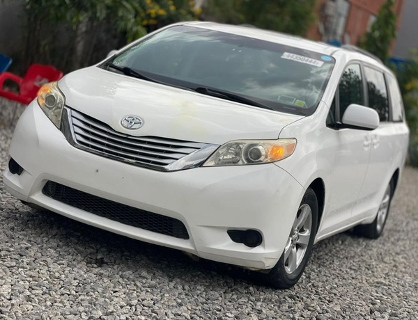 2011 TOYOTA SIENNA LE FOR SALE