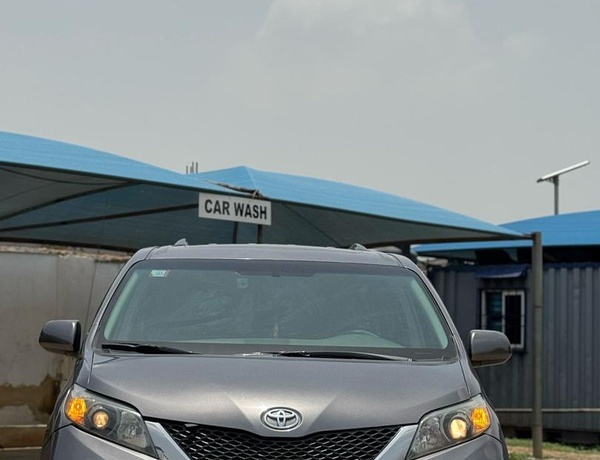 2011 TOYOTA SIENNA SE FOR SALE