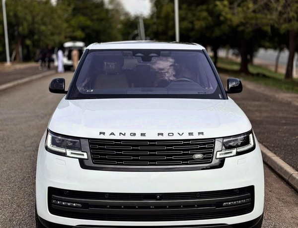 BRAND NEW 2023 RANGE ROVER VOGUE P400 SE FOR SALE