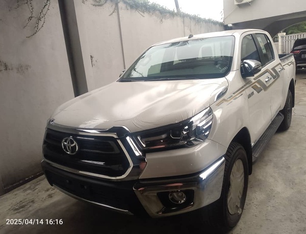 BRAND NEW TOYOTA HILUX PETROL 2.7L AT 2025 MODEL