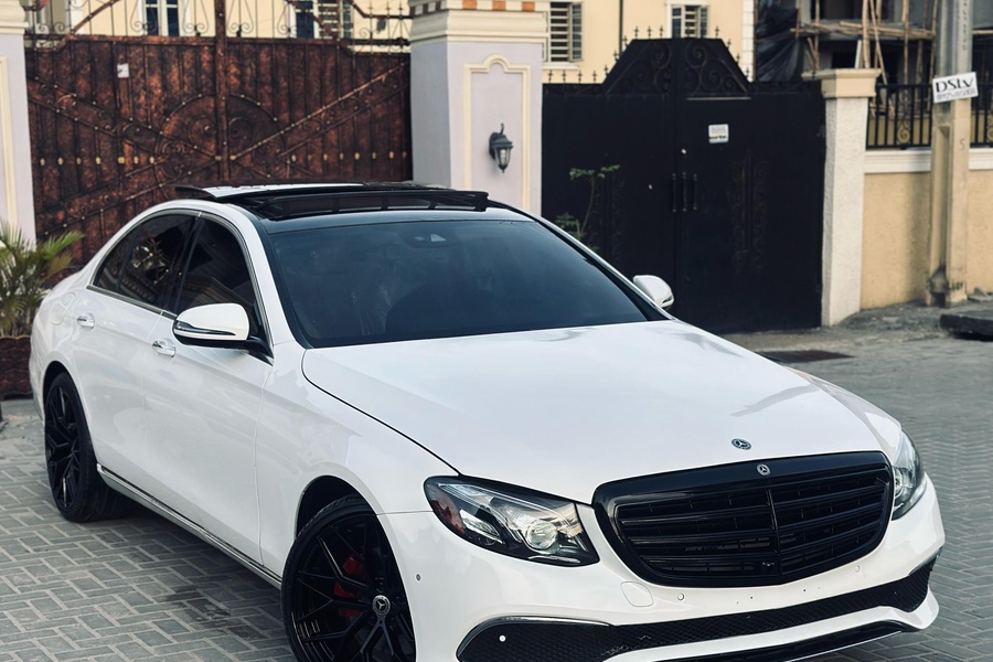 Benz E300 2018 in la...
