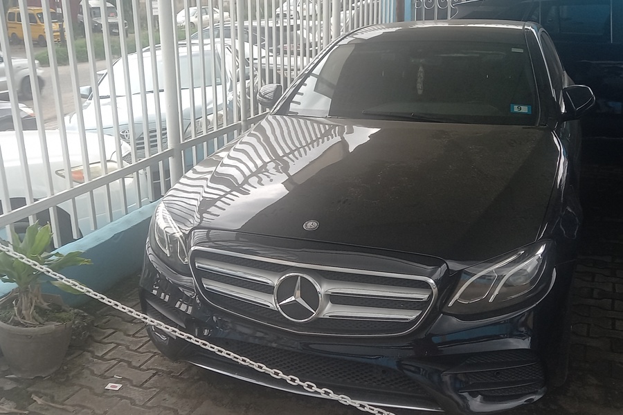 Mercedes  Benz E300...