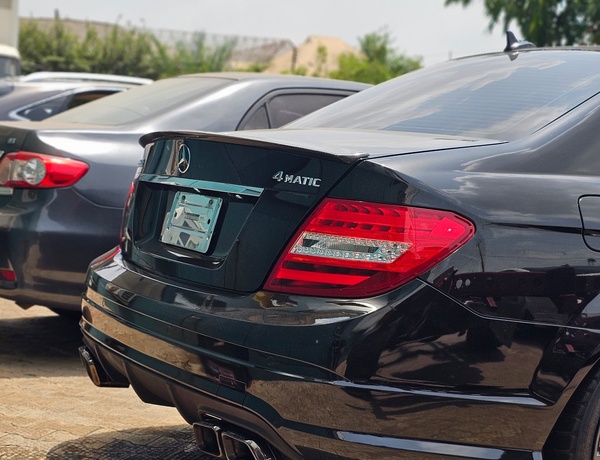 Direct Belgium Mercedes Benz  C350 2010. Double exhaust