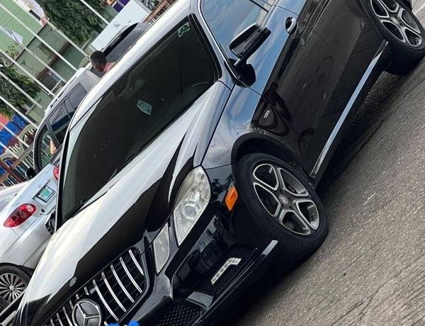 Mercedes-Benz E350 black gas/fuel