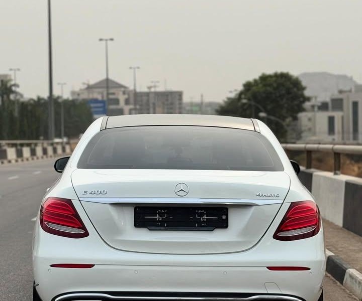 MERCEDES E400 IN ABU...