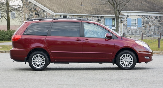 TOYOTA SIENNA LE 2008