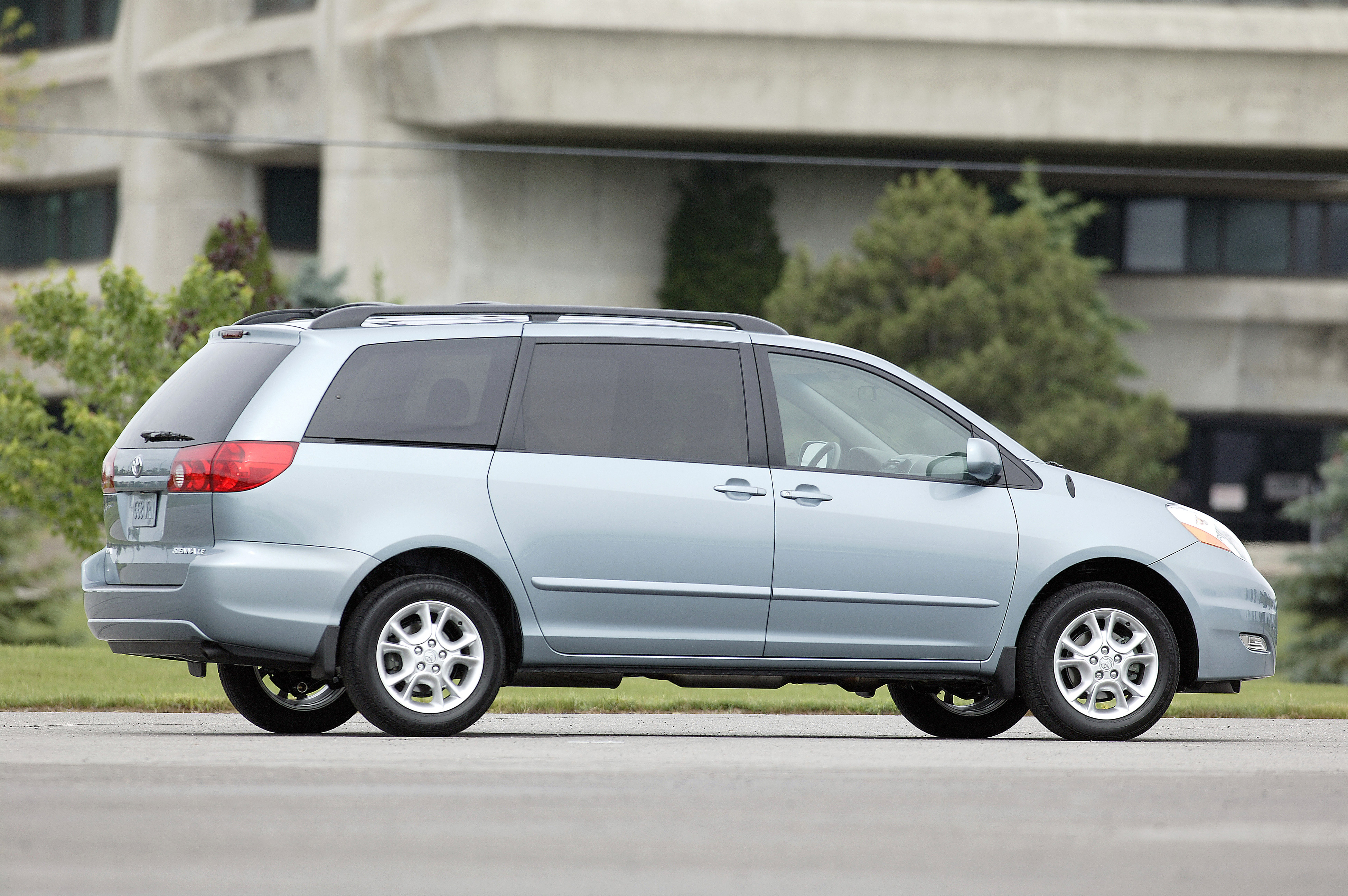  TOYOTA SIENNA LE 