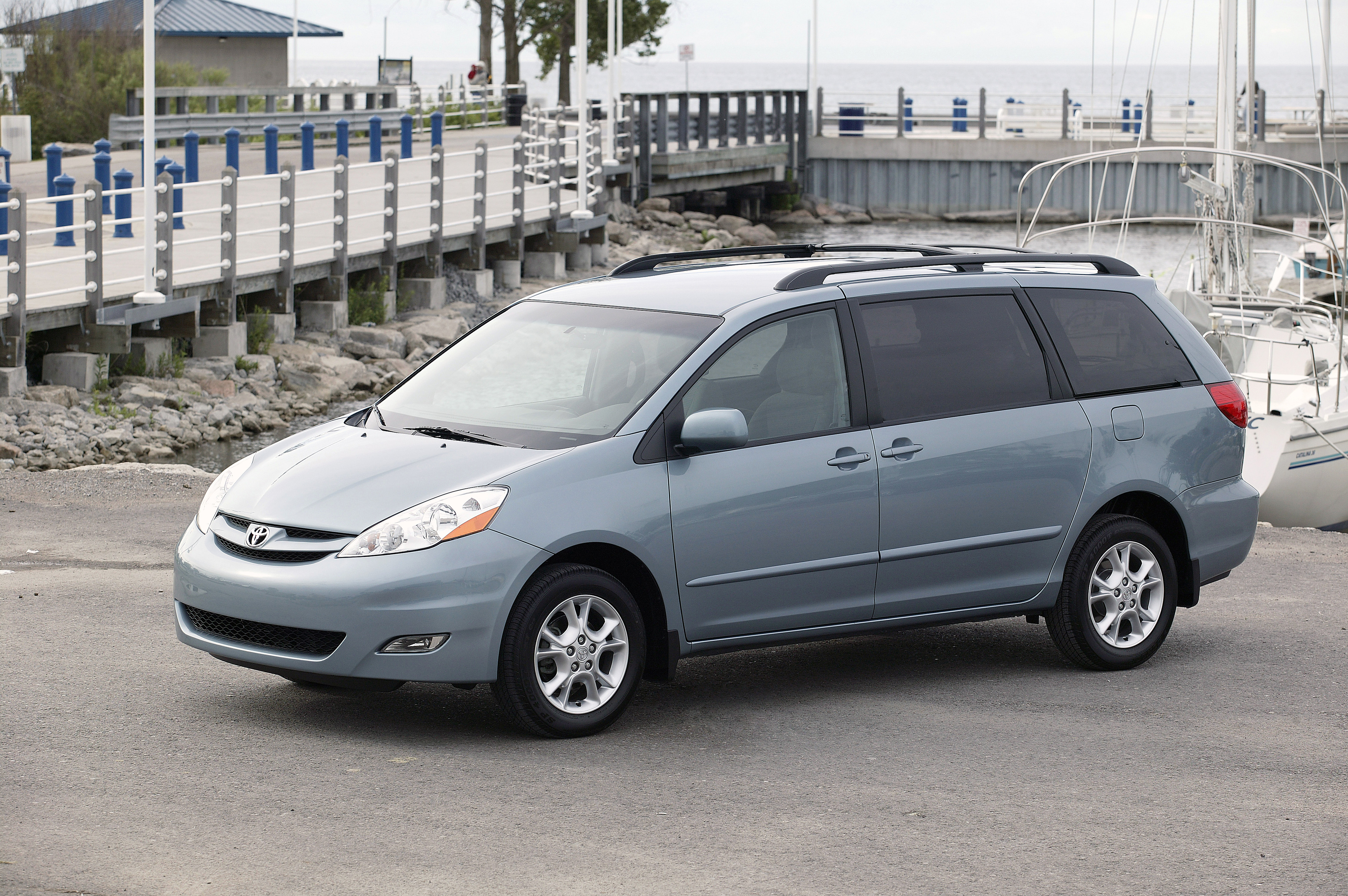  TOYOTA SIENNA LE 
