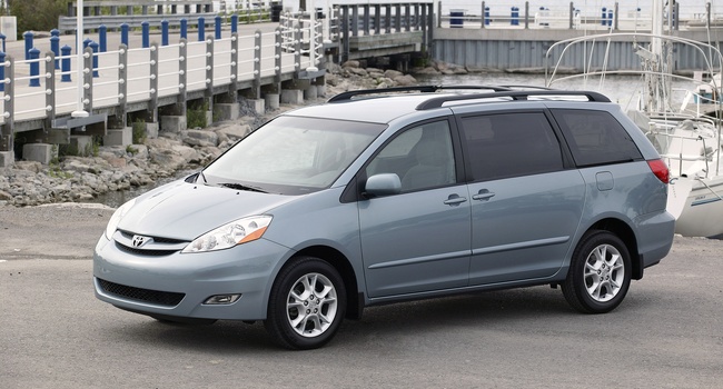 TOYOTA SIENNA LE 2008