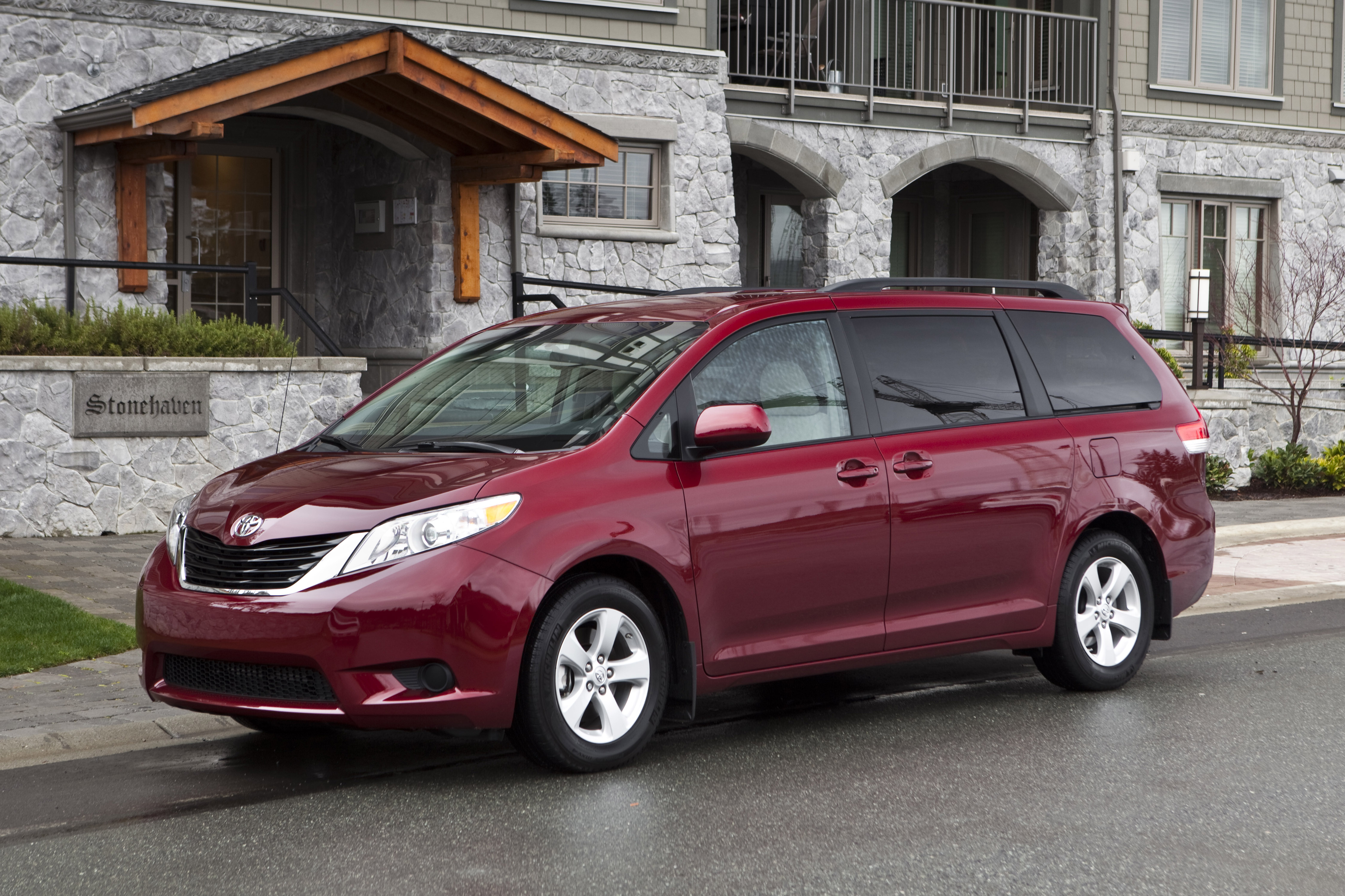  Toyota Sienna LE 