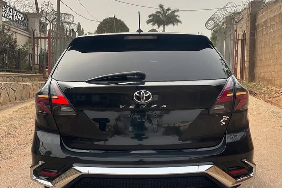 UNIQUE 2010 TOYOTA V...